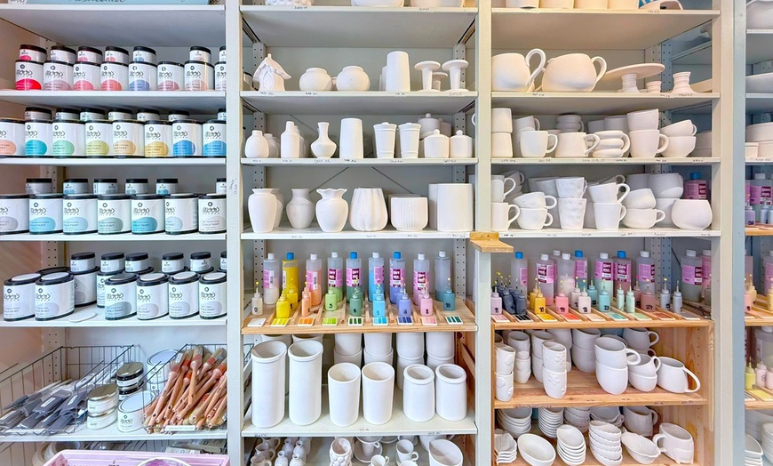 Image 3: Taller de pintura en cerámica con bebida para 1, 2 o 4 personas