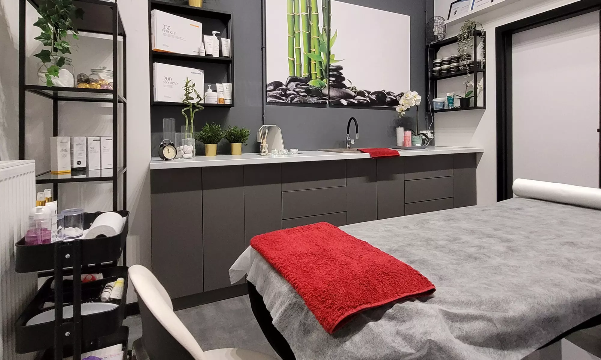 Manicure i pedicure klasyczny lub hybrydowy dla zadbanych dłoni i stóp