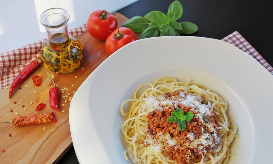 Image 2: Pasta nach Wahl & 6 Pizzaröllchen pro Person für 1, 2 oder 4 Personen
