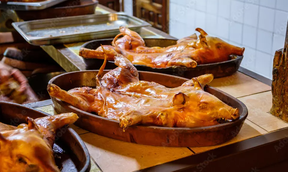 Menú Cochinillo para 2 o 4 con entrante, postre y botella de vino