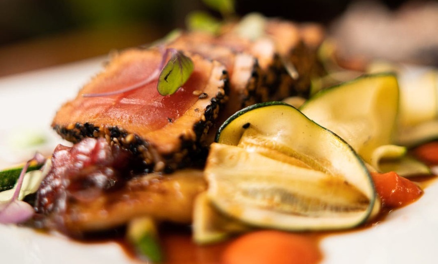 Image 2: Sabores mediterráneos: menú clásico o prémium para 2 o 4 personas