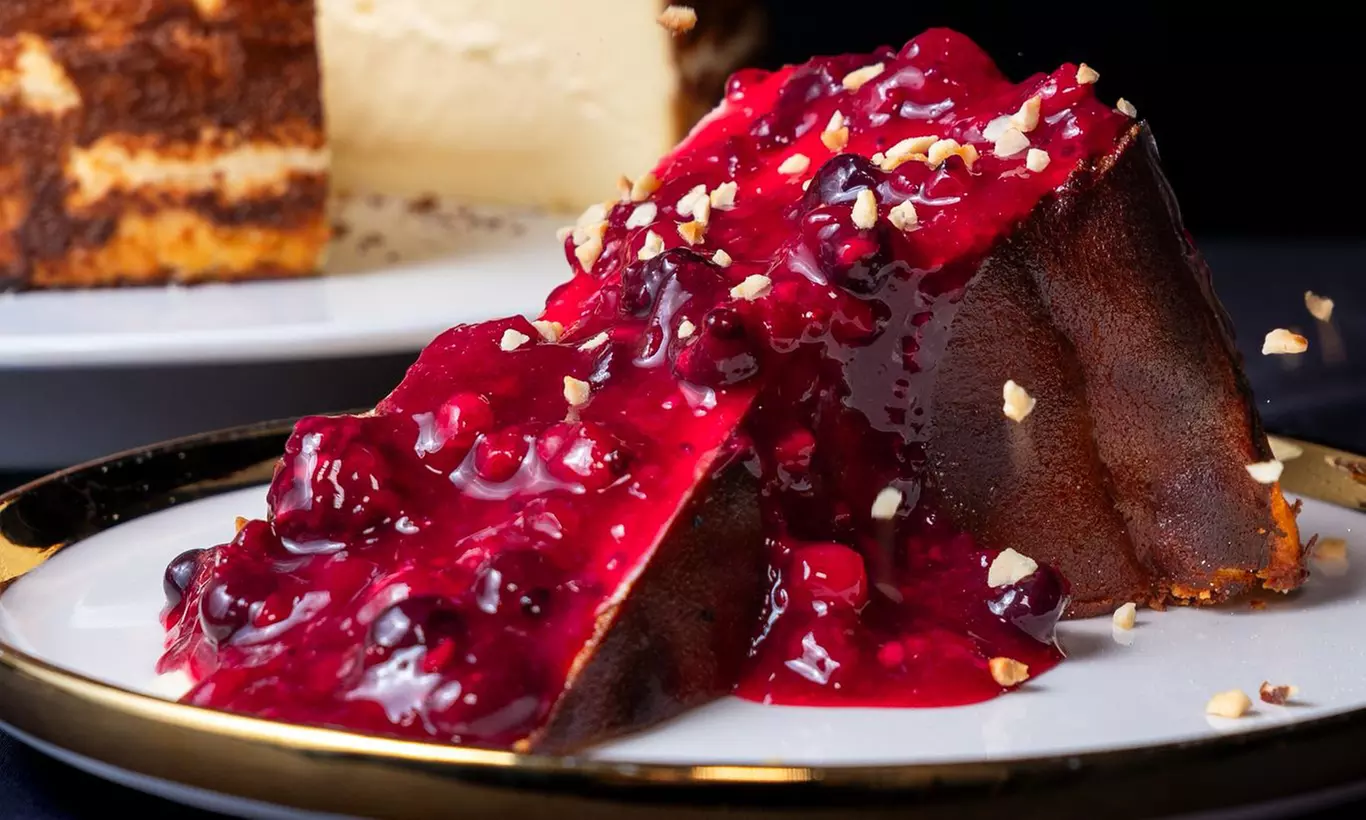 1 Stück San Sebastian Cheesecake & 1 Getränk nach Wahl für 1-4 Pers.