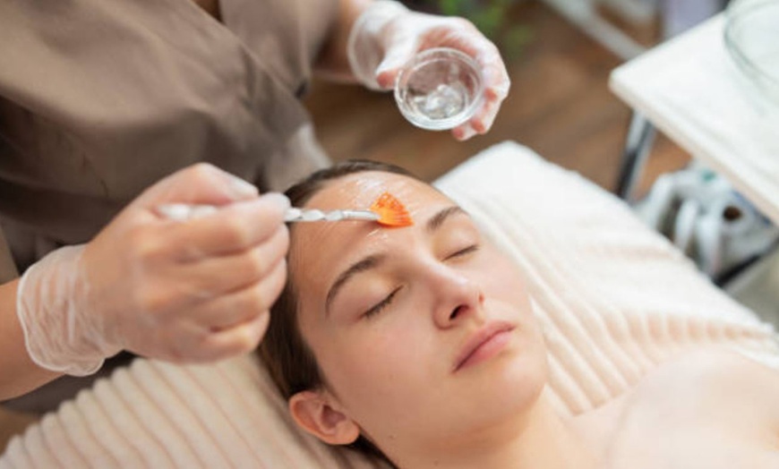 Image 2: Limpieza facial a elegir con tratamientos adicionales para 1 persona