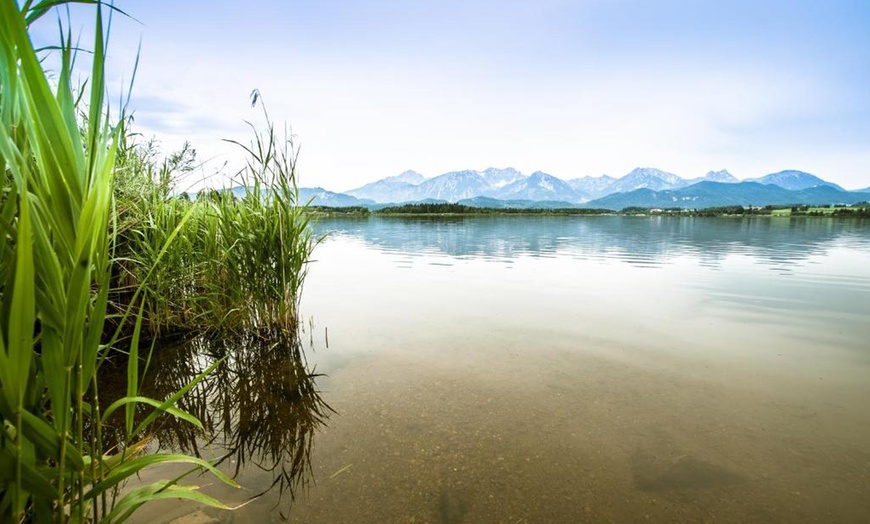 Image 9: Füssen/Hopfen am See: Comfort-Doppelzimmer mit Frühstück & Dinner