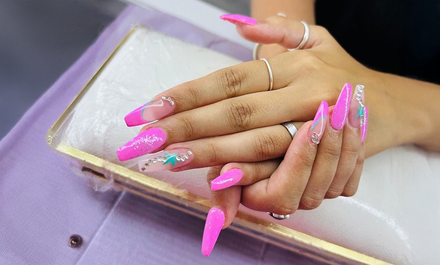 Image 12: Manicura y/o pedicura o primera puesta de gel/acrílico 