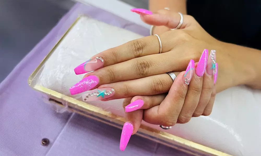 Manicura y/o pedicura o primera puesta de gel/acrílico