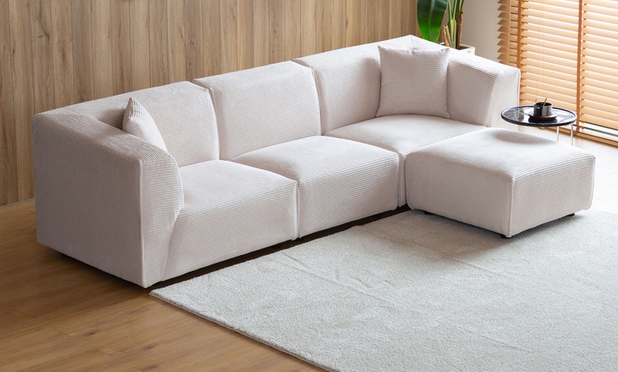 Image 5: Canapé modulable 3 ou 4 places avec pouf en velours côtelé de Kocoon