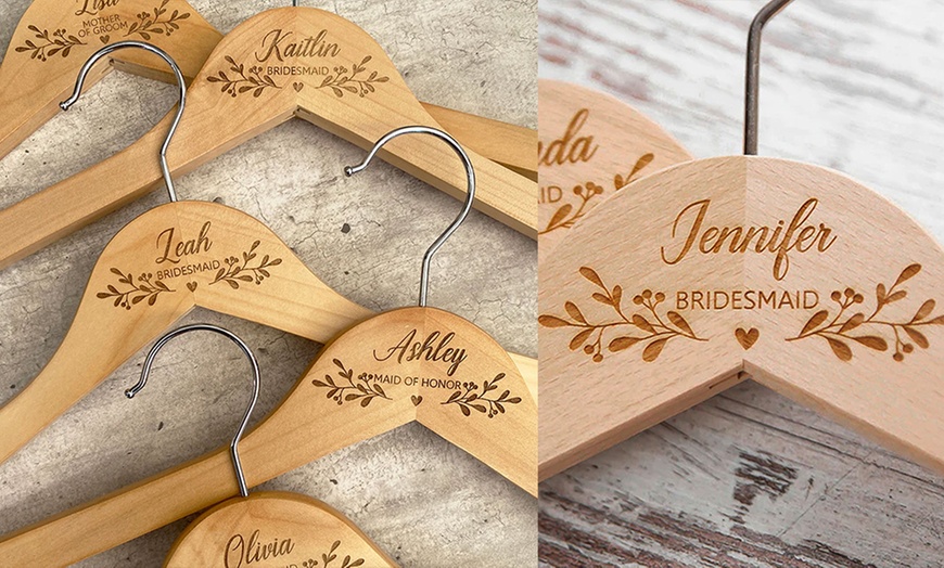 Image 7: Personalisierte Kleiderbügel aus Holz mit Namen und Datum
