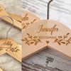 Image 7: Personalisierte Kleiderbügel aus Holz mit Namen und Datum