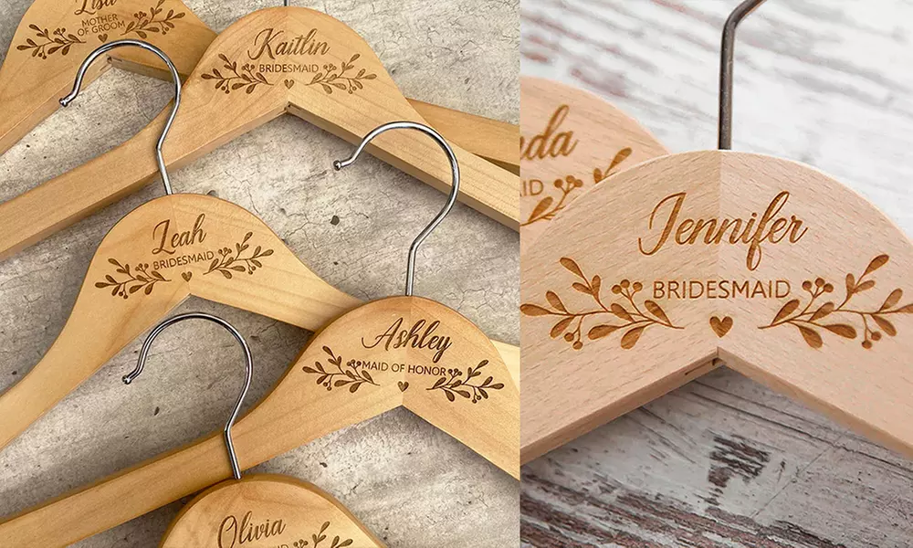 Personalisierte Kleiderbügel aus Holz mit Namen und Datum