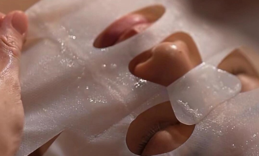 Image 3: Get One or Two 45-Min Customized Facial + Hydrojelly Mask!