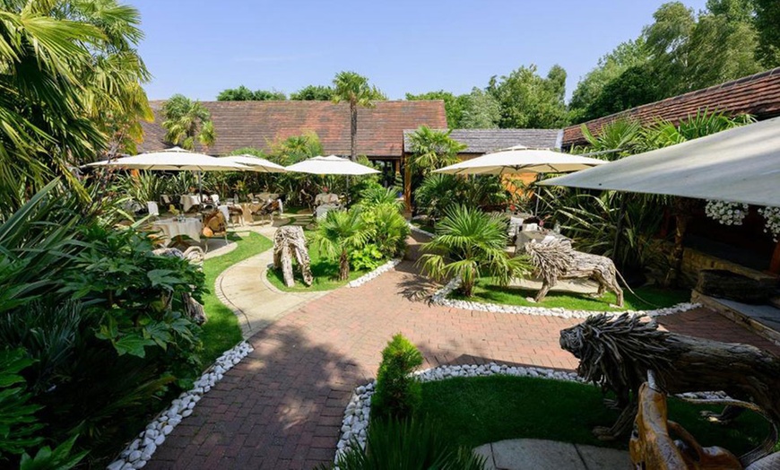 Image 11: Oxfordshire: 5* Luxurious Hotel Break with Dinner & Champagne