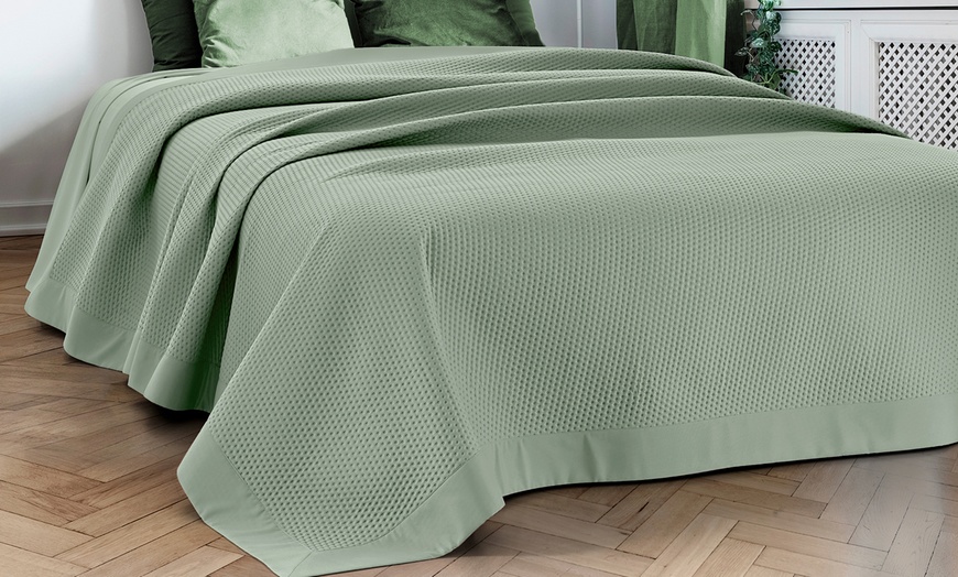 Image 1: Colcha ligera de primavera-verano para cama doble con diseño a motas