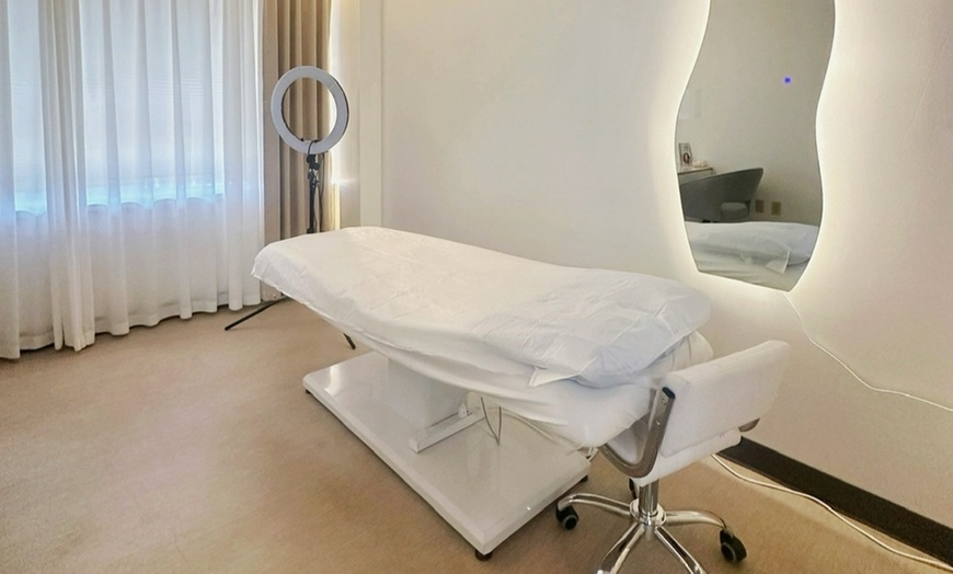 Image 3: Achieve a Youthful Glow: 20 Units of Jeuveau, Lip Flip, or Brow Lift