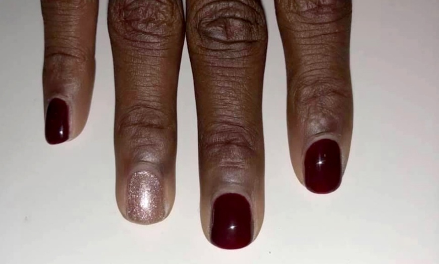 Image 3: Beauté des mains et des pieds : un soin complet et raffiné
