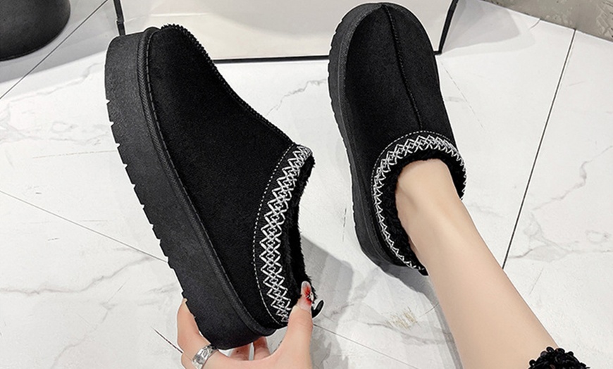 Image 7: Pair of Slip On Warm Slippers for Women
