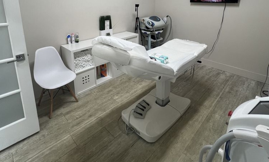 Image 2: Brighten Your Smile: 1 or 3 Teeth Whitening Sessions for Radiance