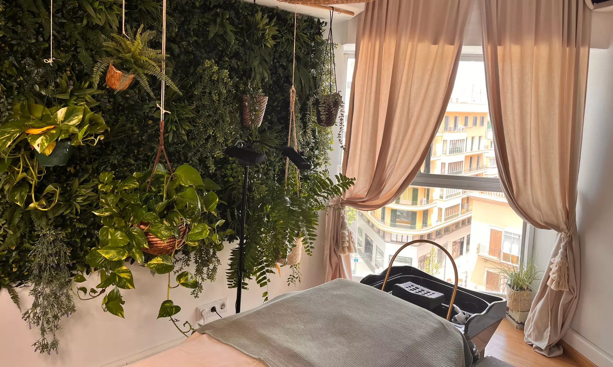 Tratamiento full Head Spa enfocado en la hidratación con bebida