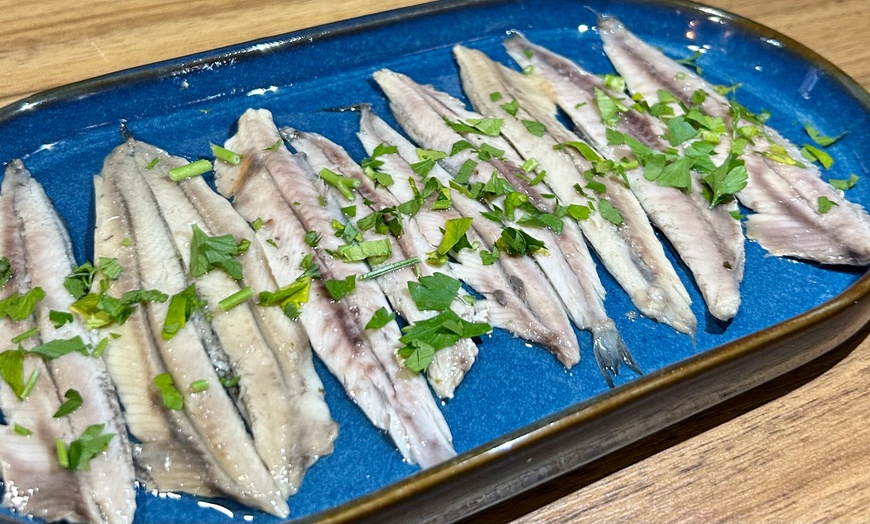 Image 1: Menú andaluz con entrantes, principales y bebidas