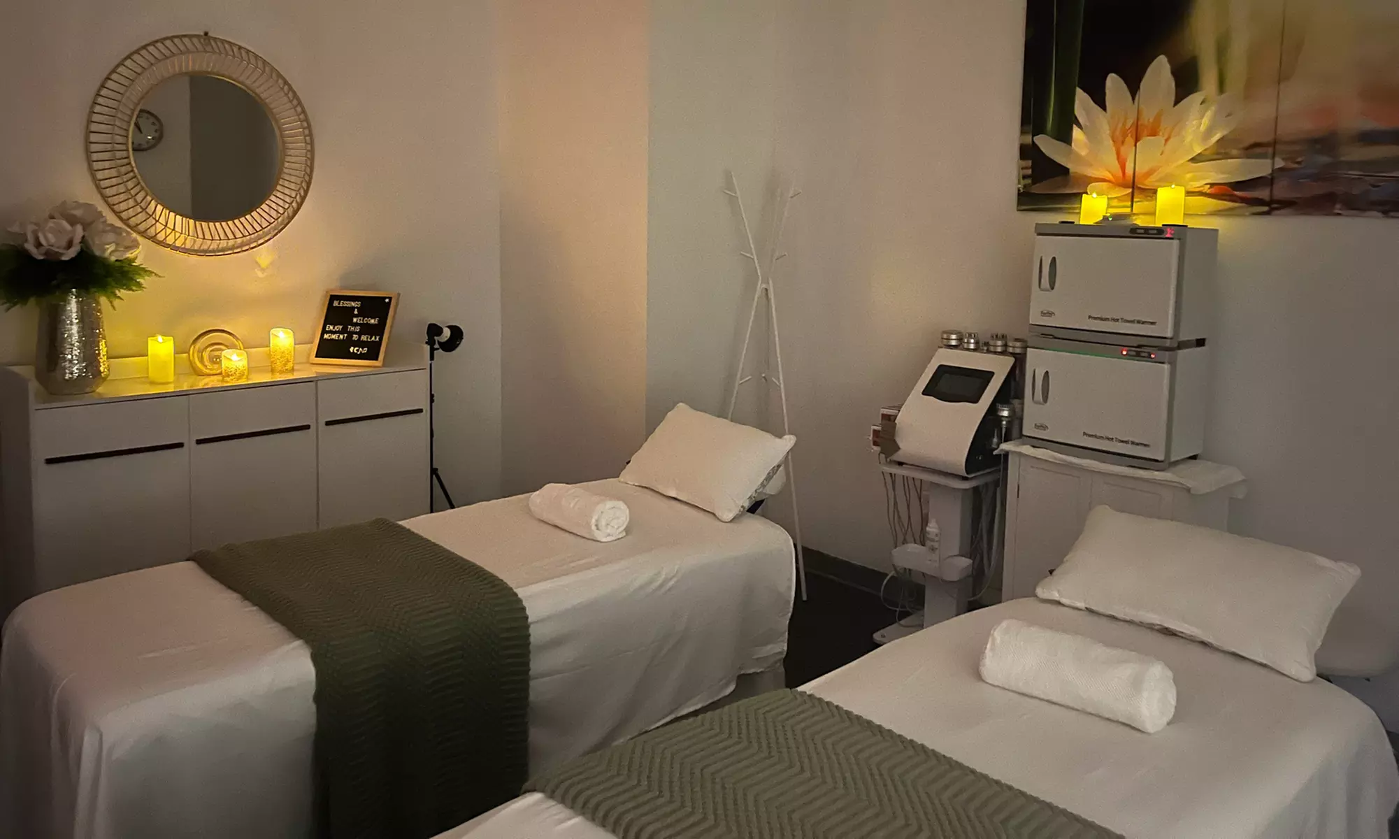60 Minutes Couples Massage with Hot Stone, Aromatherapy, and Hot Towel