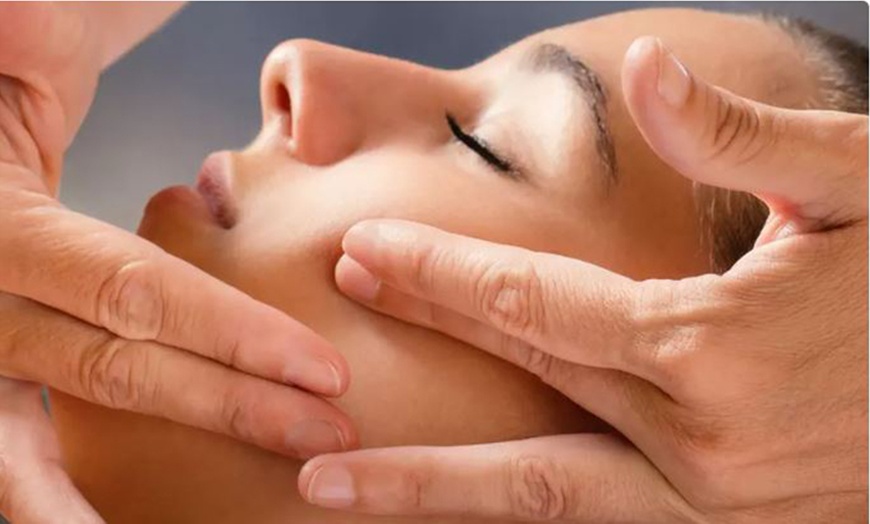 Image 2: Masaje drenante reductor, reflexología y lifting facial o presoterapia