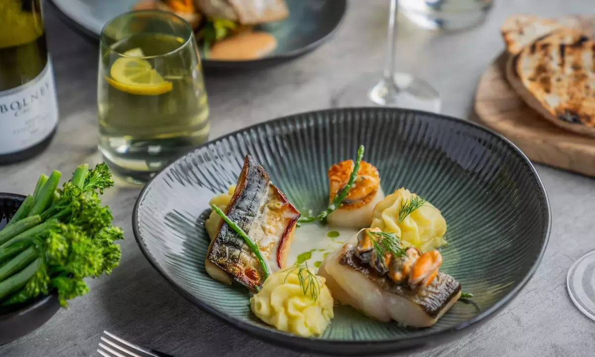 Brighton: Seafront Stay for 2 with Breakfast, Welcome Drink & Dinner