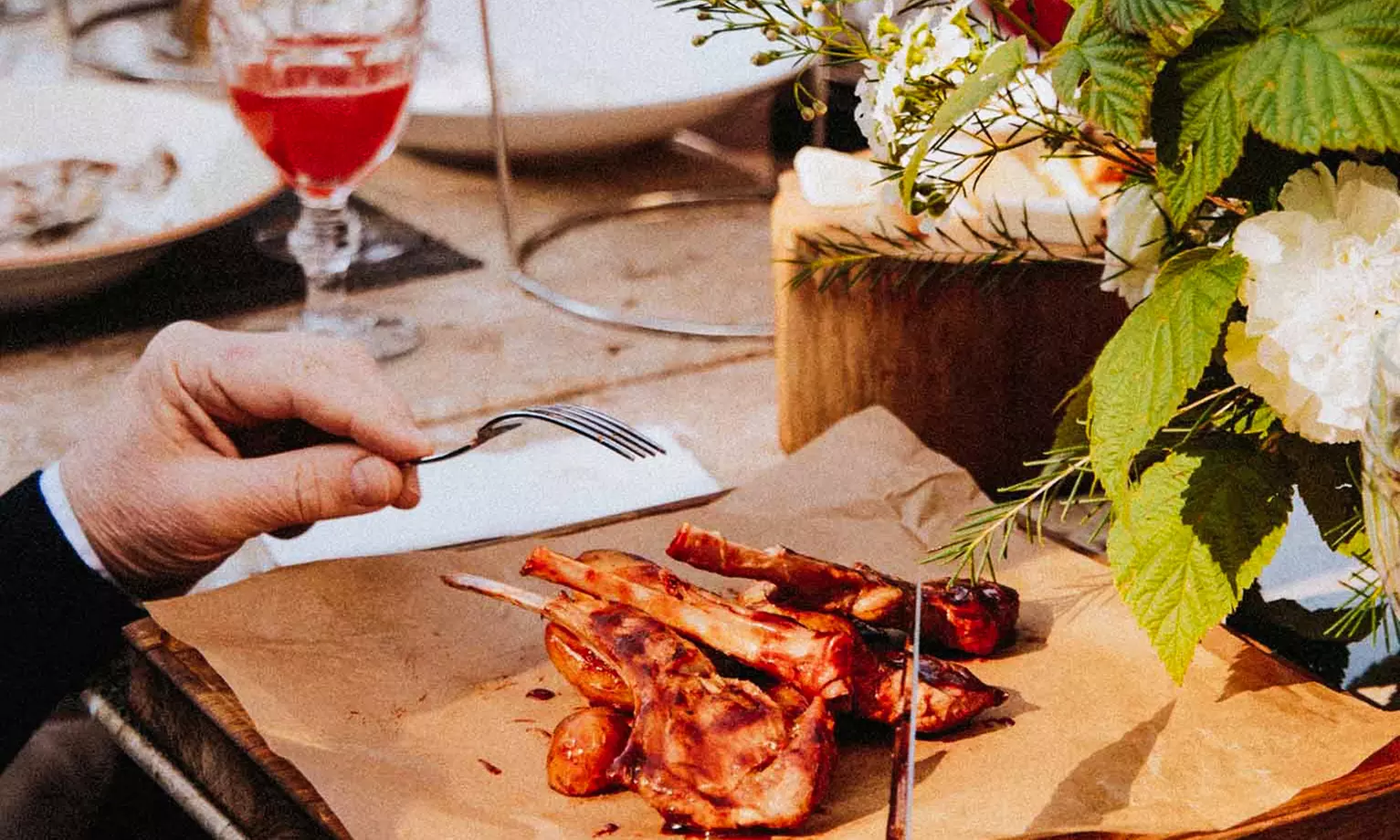 Menu de caldero con entrantes, principales, postres y bebidas