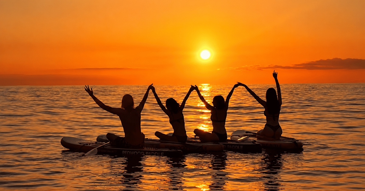 Actividad de paddle surf al amanecer en Barcelona