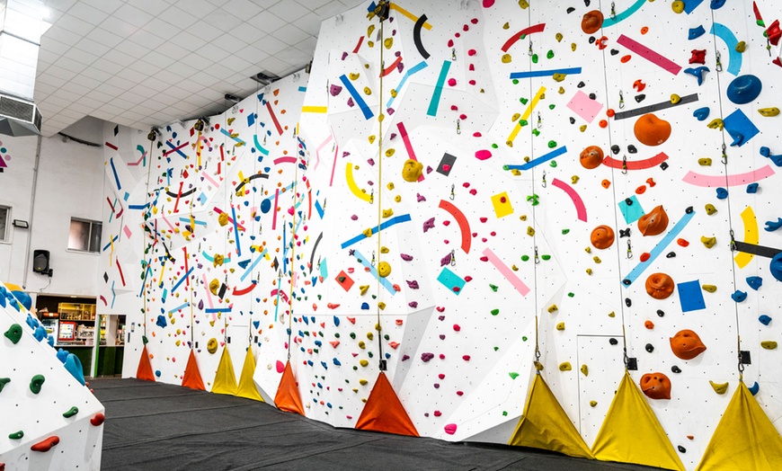 Image 25: Escalada libre o en familia con material y 1 h de profesor incluido