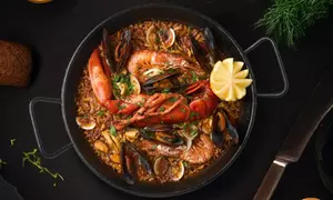Menú de paella o marisco para 2 o 4 personas con entrante, principal, postre y bebida a pocos pasos del mar