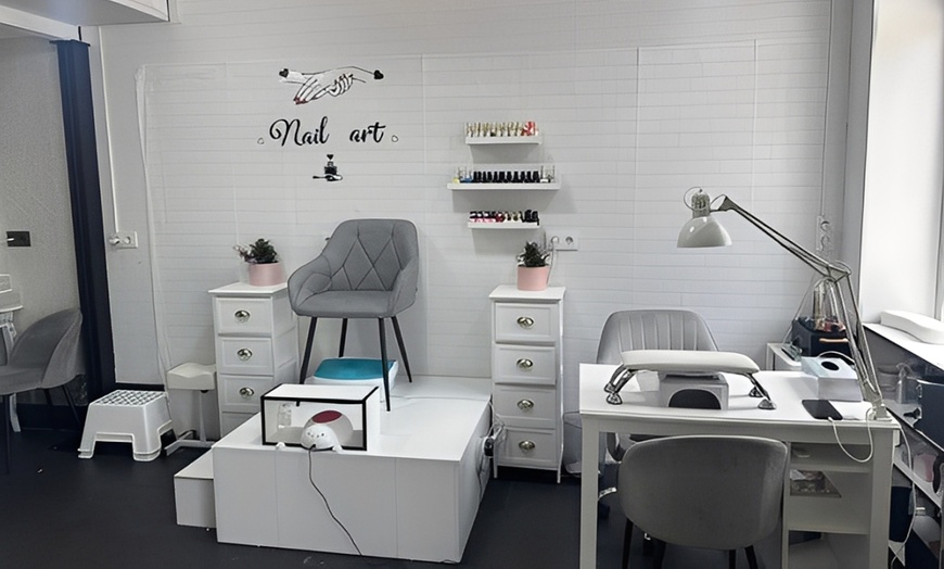 Image 2: Manicura y/o pedicura con esmaltado y opción a primera puesta de uñas