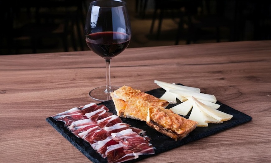 Image 10: Cena con espectáculo, cocktail, plato principal, postre y barra libre