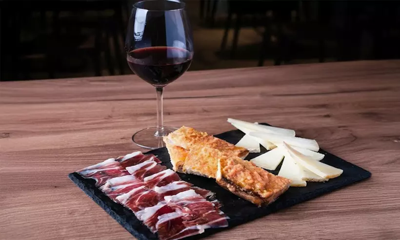 Cena con espectáculo, cocktail, plato principal, postre y barra libre