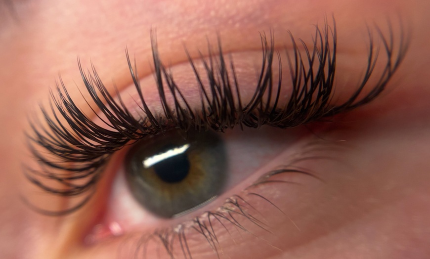 Image 4: Extension ou rehaussement de cils ou Brow lift