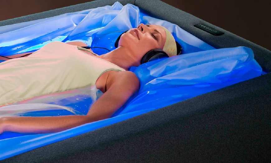 Image 14: 1 o 4 masajes personalizados o ritual con gravedad cero y haloterapia