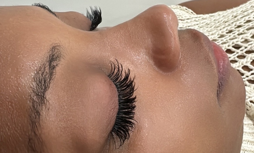 Image 7: Get Full Set of Classic or Volume Eyelash Extensions
