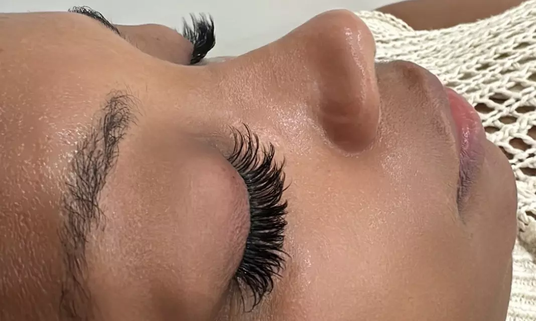 Get Full Set of Classic or Volume Eyelash Extensions at BXLashes - Up to 60% Off - Second Medium