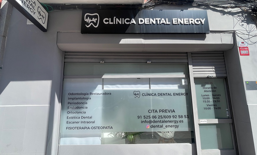 Image 8: Limpieza dental con revisión y opción a radiografía o blanqueamiento