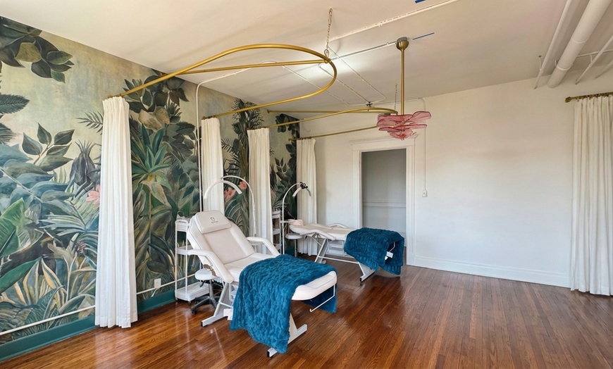 Image 2: Sleek Style Awaits: XL Shampoo or Shampoo with Press and Curl