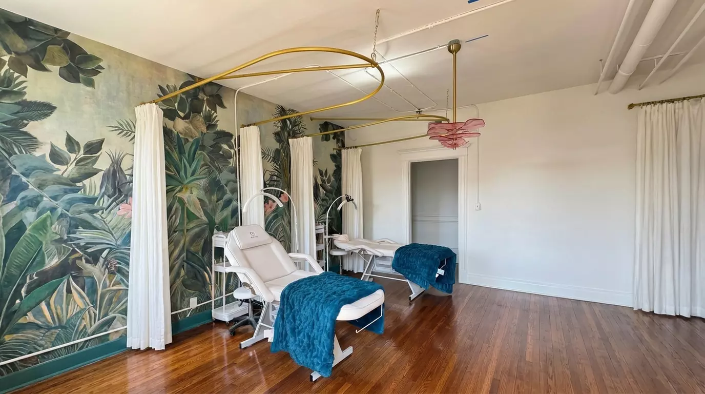 Sleek Style Awaits: XL Shampoo or Shampoo with Press and Curl