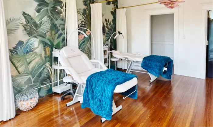 Classic Hybrid or Volume Eyelash Extensions w/w/o Two Week Fills