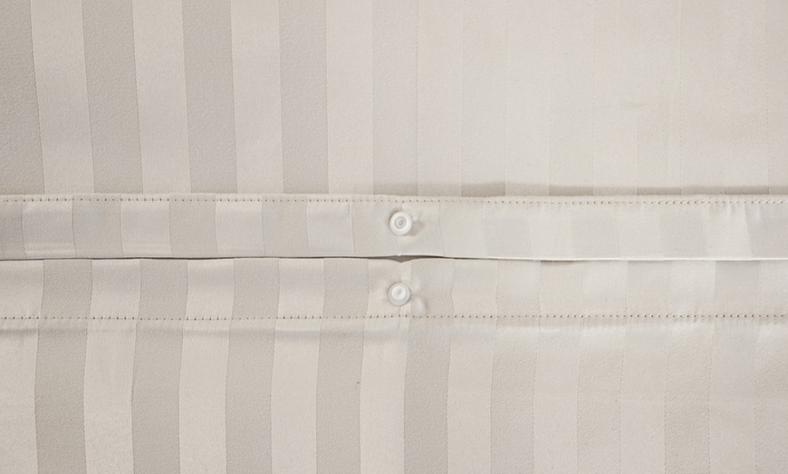 Image 3: Parue de lit en microfibre satinée