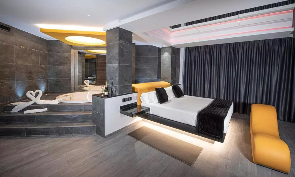 Valencia: 1 noche con botella de cava y opción a bañera de hidromasaje