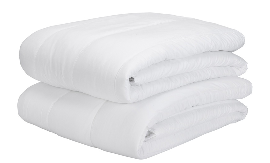 Image 2: Couette 4 saisons hypoallergénique en microfibre Pikolin Home