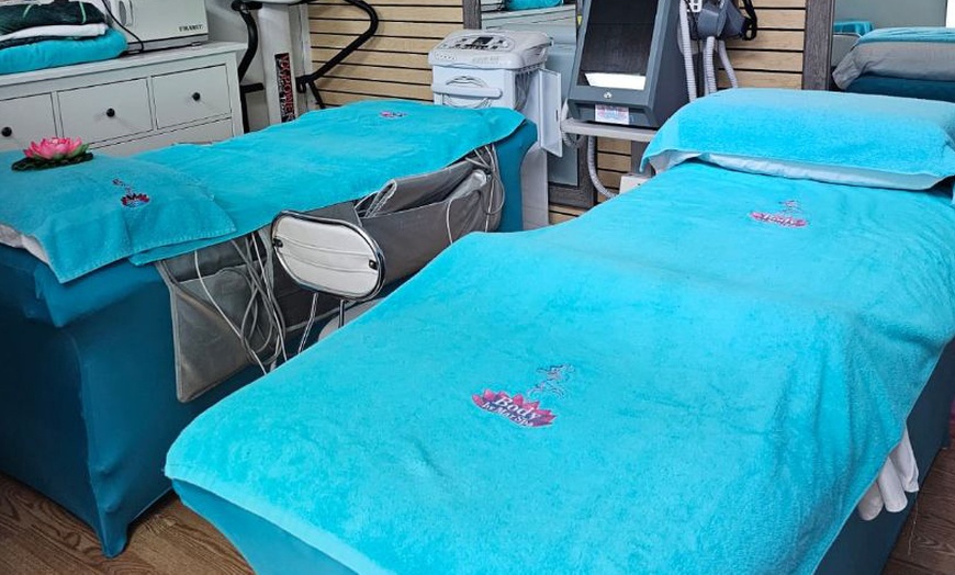 Image 3: Unwind with a 60 Minute Therapeutic, Aromatherapy, Hot Stone Massage
