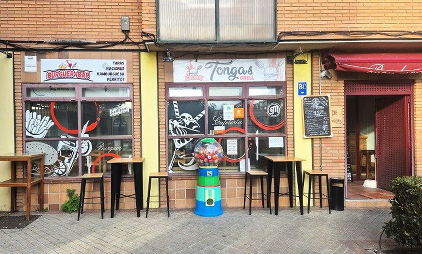 Image 8: Menú con entrante, principal, postre y botella de vino