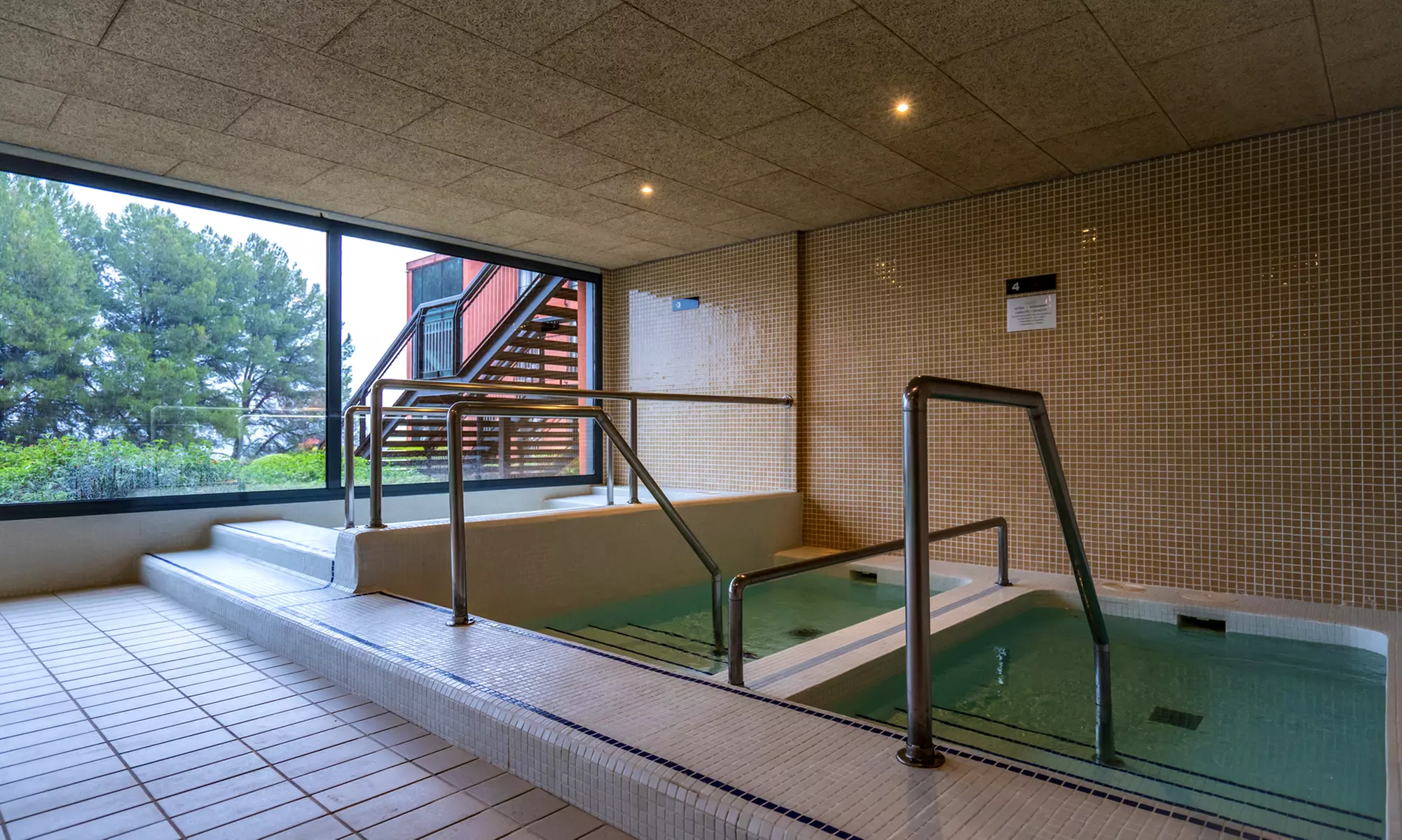 Bienestar de lujo: spa para 2 con opción a masaje y menú en resort 4*