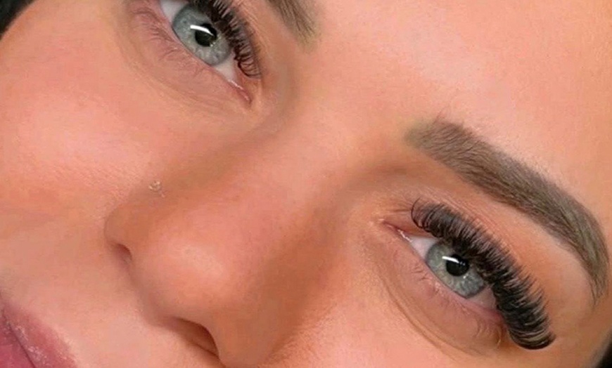 Image 2: Klassische Gesichtsbehandlung &/oder Wimpernverlängerung für 1 Person