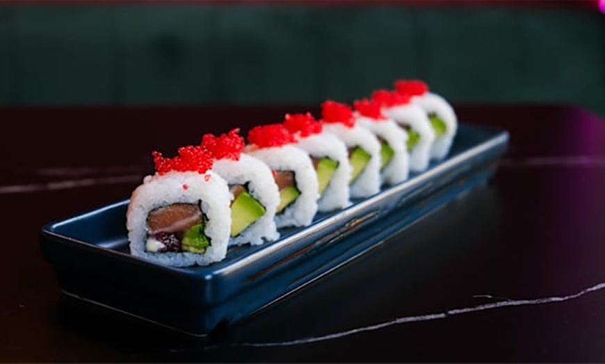 Image 7: Menú japonés para 2 o 4 con entrantes, sushi variado y bebida