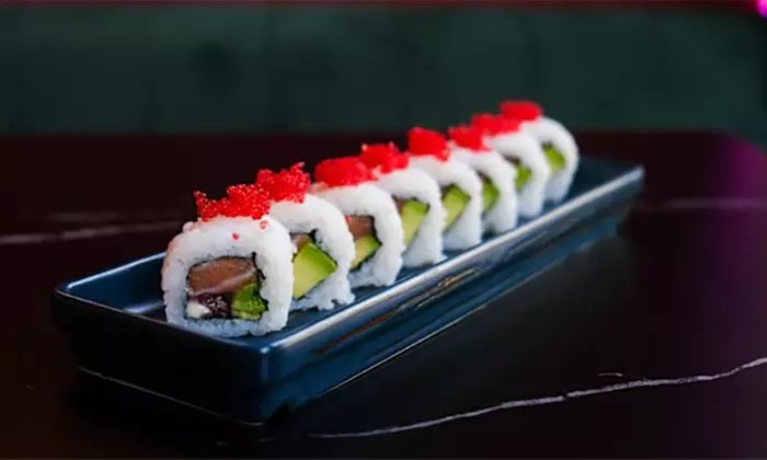 Menú japonés para 2 o 4 con entrantes, sushi variado y bebida